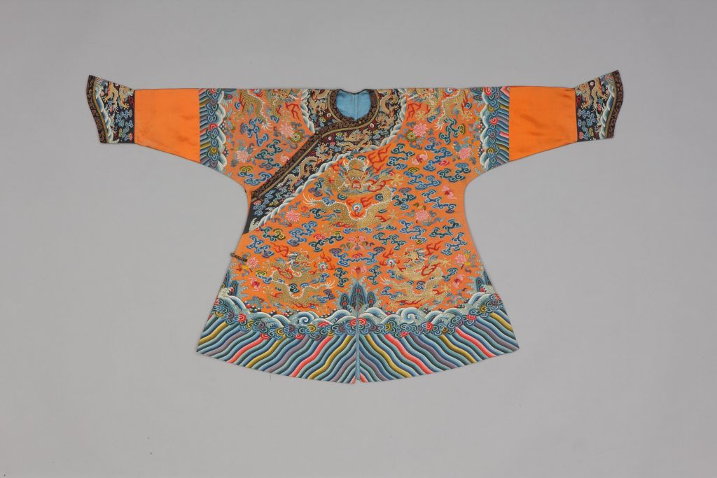 图片[1]-Apricot Yellow Kesi Colored Cloud Bat Eight Treasures Golden Dragon Pattern Little Man’s Python Robe-China Archive